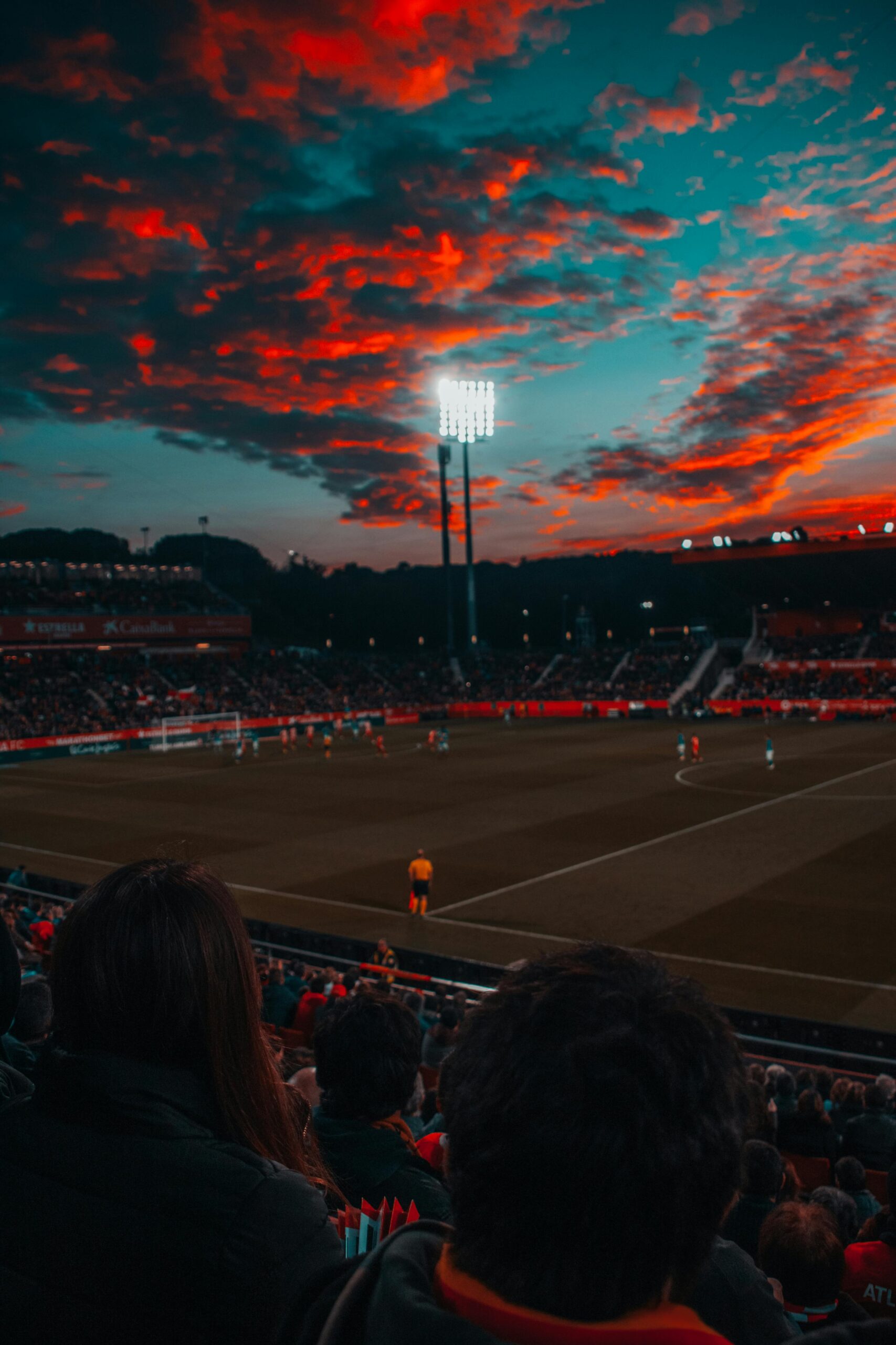 Portugal mot Tyskland: En Strid av Jättar med Ronaldo i Centrum 2 Dramatic sunset over a lively soccer game in a large stadium filled with spectators. portugal vs germany